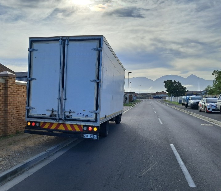 FTH Transport moving van outside Cape Town family home
