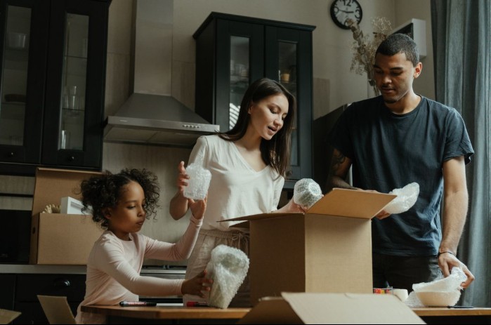 Family moving in in Thornton